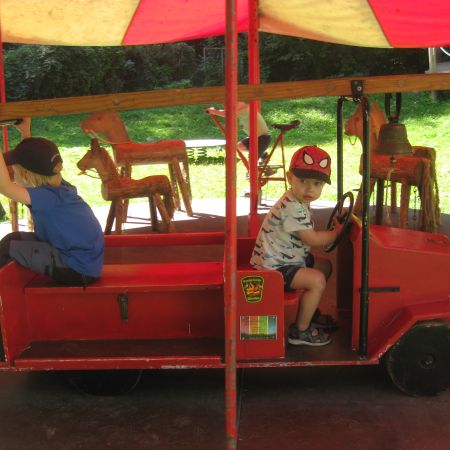 feuerwehrauto auf karussell (holzwurm uster)