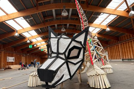 Hund aus Drachen und Pappmache