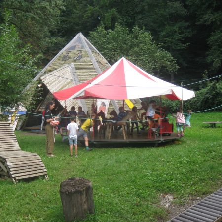 karussell vor pyramide (holzwurm uster)