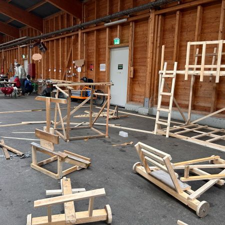 Halle mit Gefährten und Bauten aus Holz.