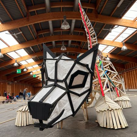 Hund aus Drachen und Pappmache