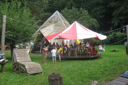 karussell vor pyramide (holzwurm uster)